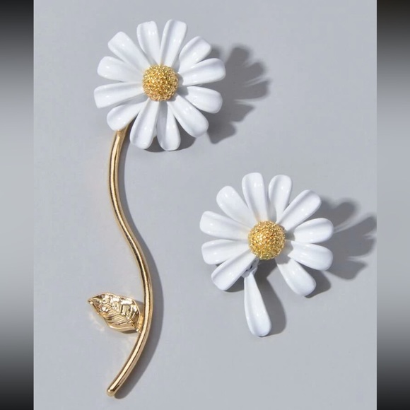 Daisy Bloom Mismatched Drop Stud Earrings - Picture 13 of 16